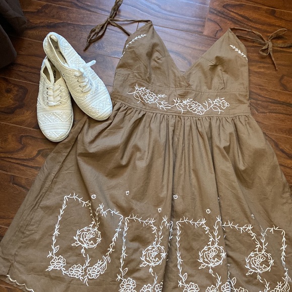 Beautiful brown vacation dress with white embroidery in size M - Picture 3 of 11